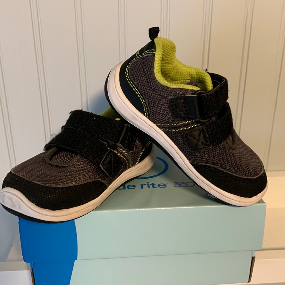 Stride Rite 360 Dash sneakers in 5.5 toddler size